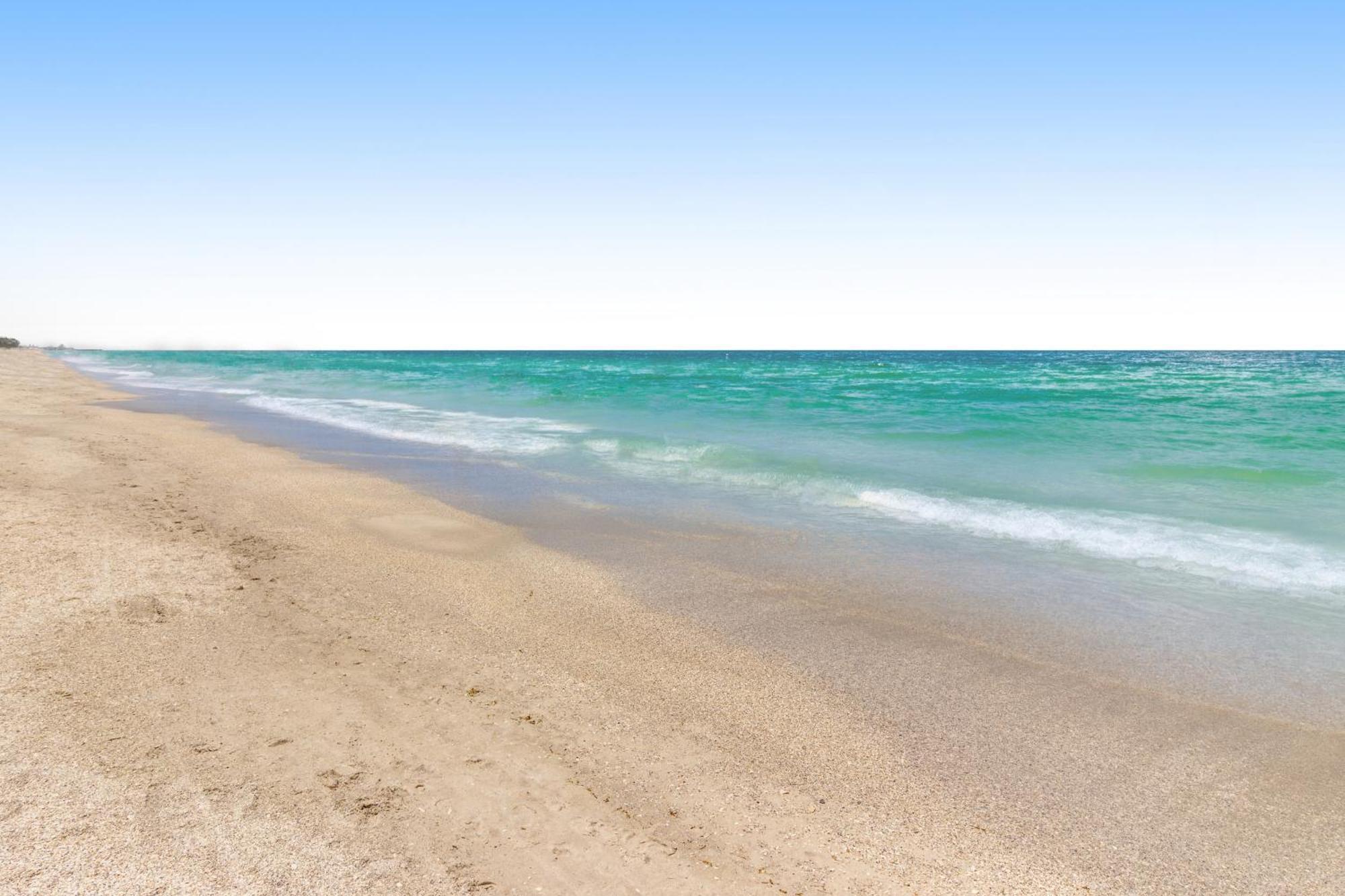 Runaway Bay Condos برادنتون بيتش الغرفة الصورة