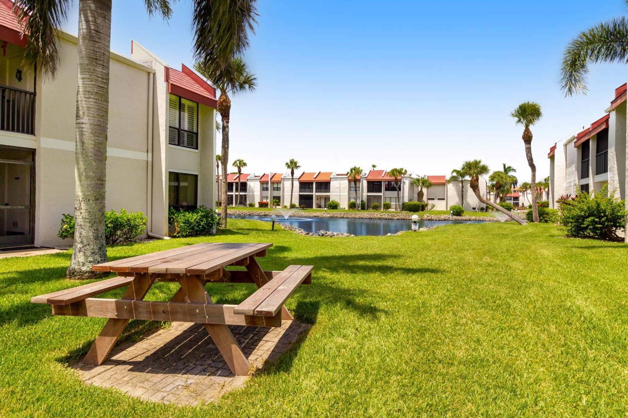 Runaway Bay Condos برادنتون بيتش الغرفة الصورة
