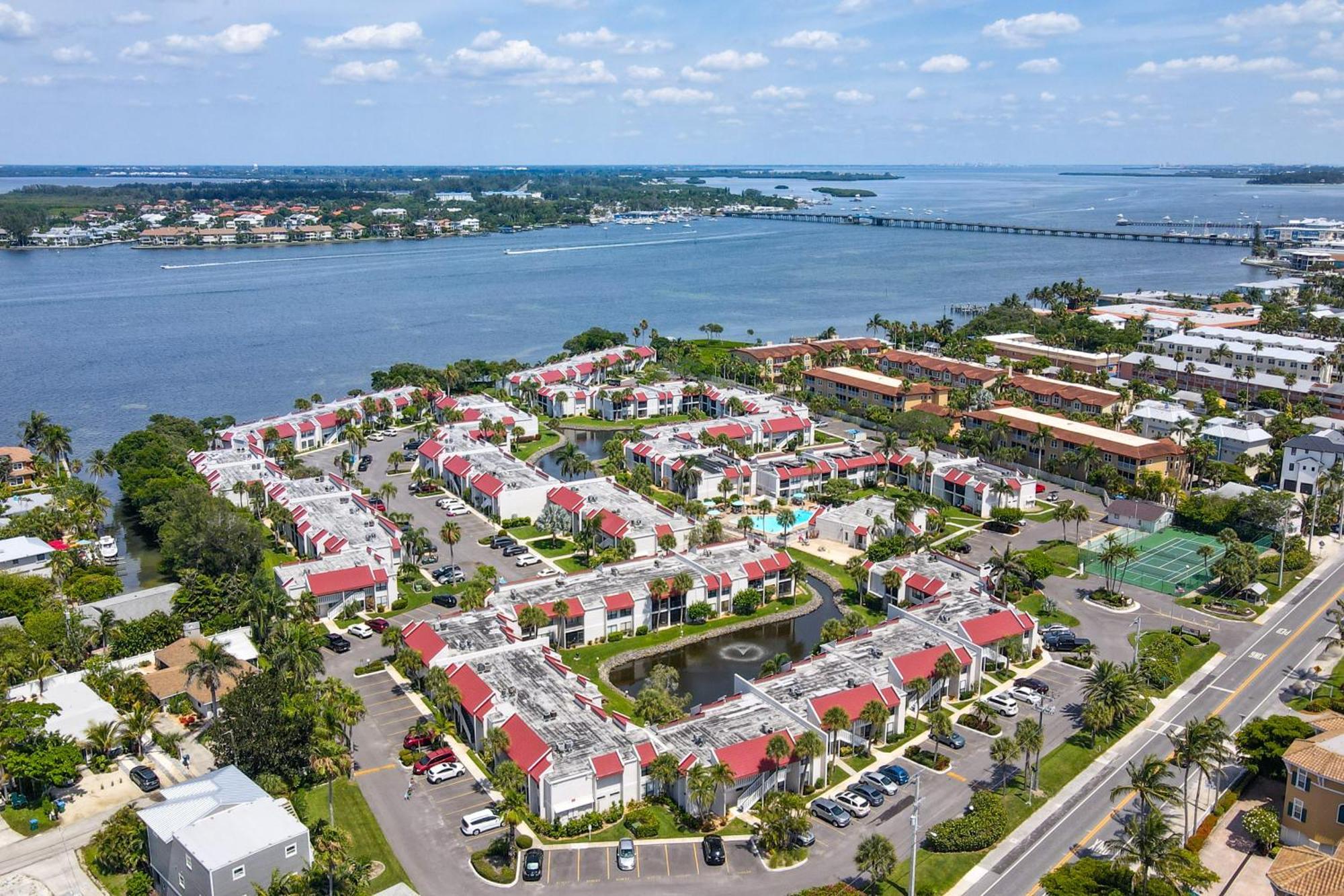Runaway Bay Condos برادنتون بيتش الغرفة الصورة