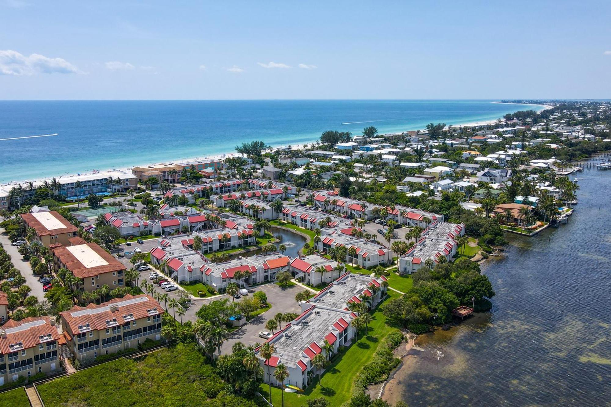 Runaway Bay Condos برادنتون بيتش الغرفة الصورة